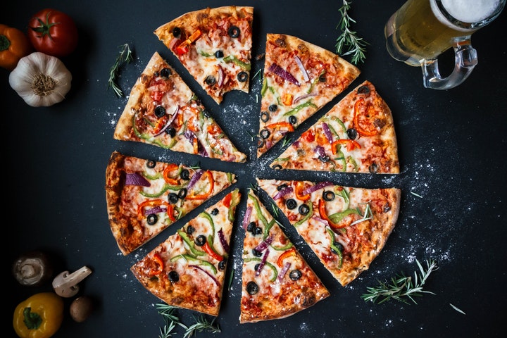 Oppskjært pizza på bordet.